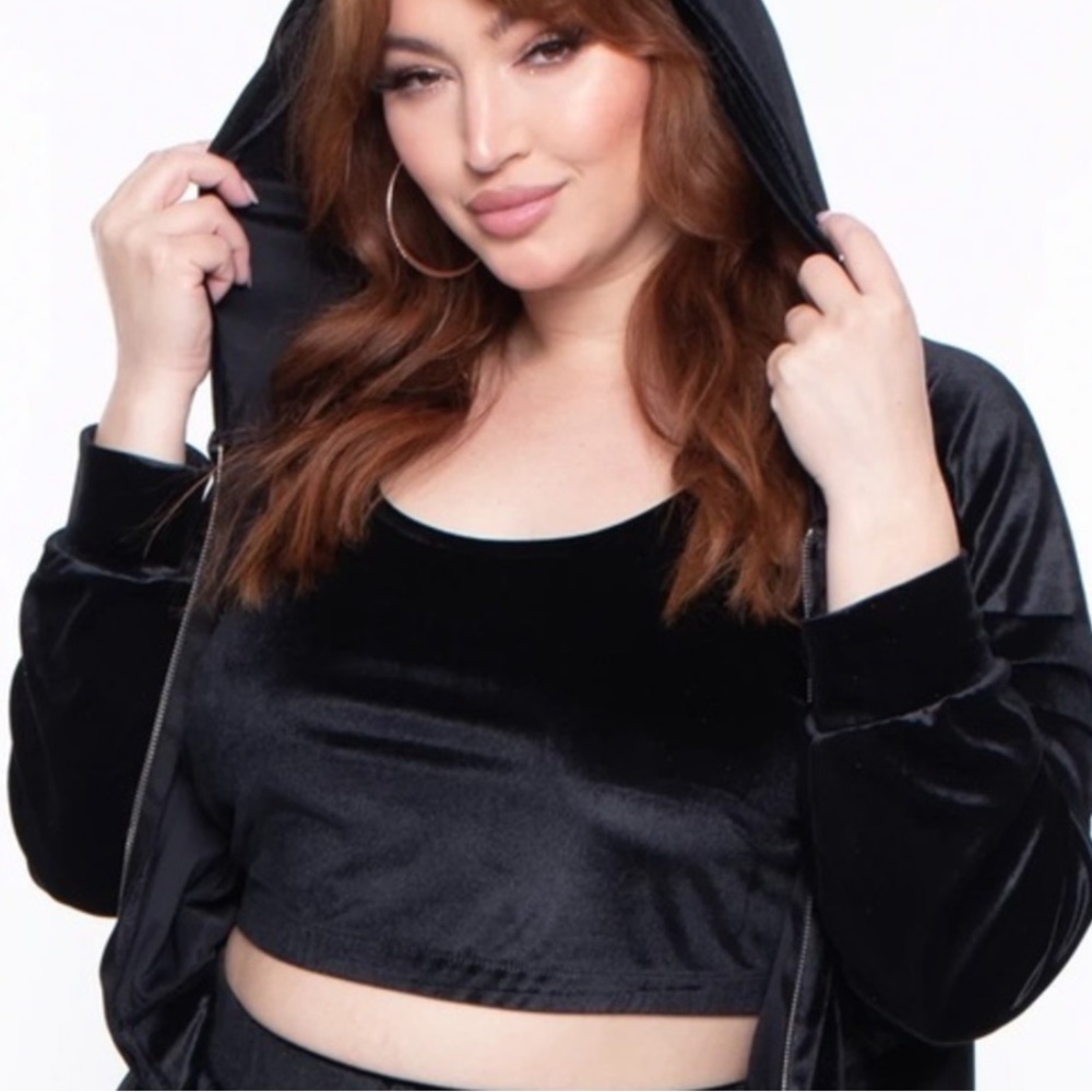 🟤NWT Plus Cropped Velour Hooded Sweatshirt in Black